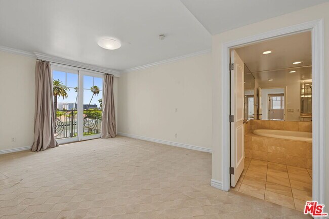 Building Photo - 430 N Oakhurst Dr
