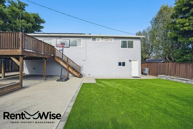 Building Photo - 1125 Fernwood Dr