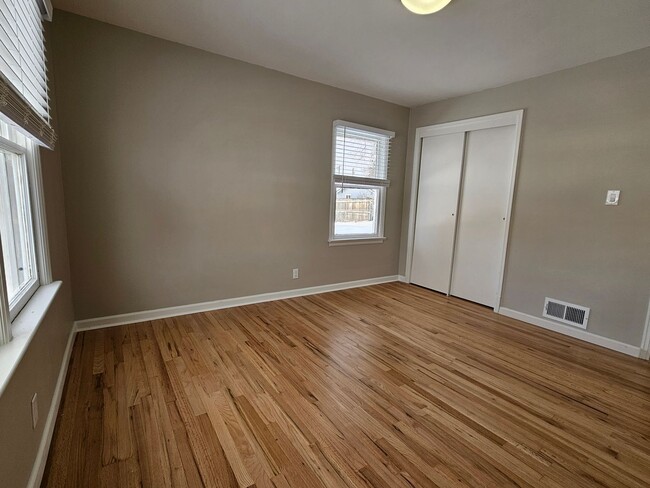 Building Photo - Adorable Light and Bright Refinished 2 Bed...