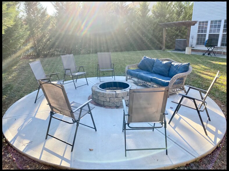 Fire pit - 10820 Rumson Ct