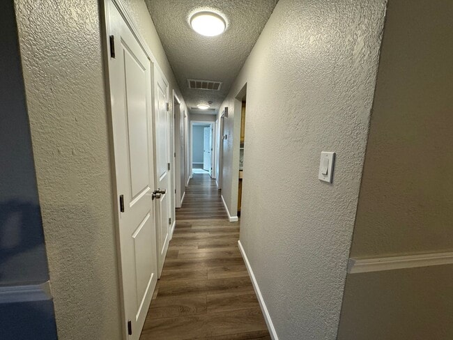 Building Photo - 3 bedroom, 2 bath, two car garage in Stead- pets welcome!