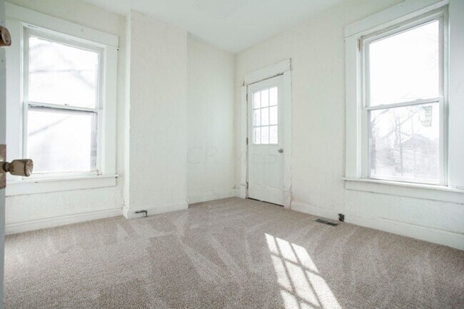 Building Photo - 357 E 15th Ave