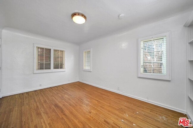 Building Photo - 333 S Roxbury Dr