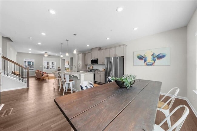 Building Photo - 324 Commons Ave