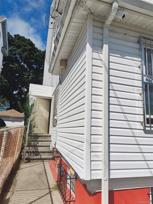 Building Photo - 162-15 85th Ave