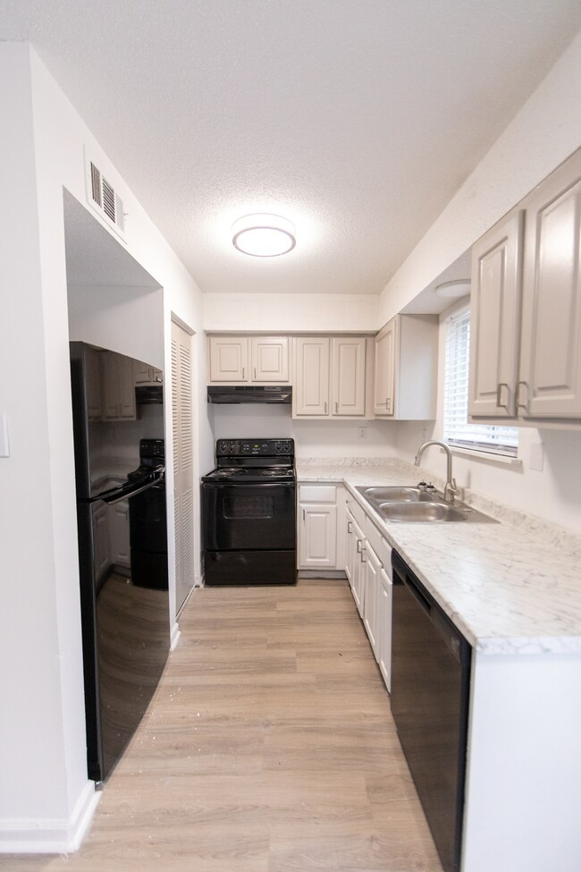 Kitchen - Hillcrest Townhomes