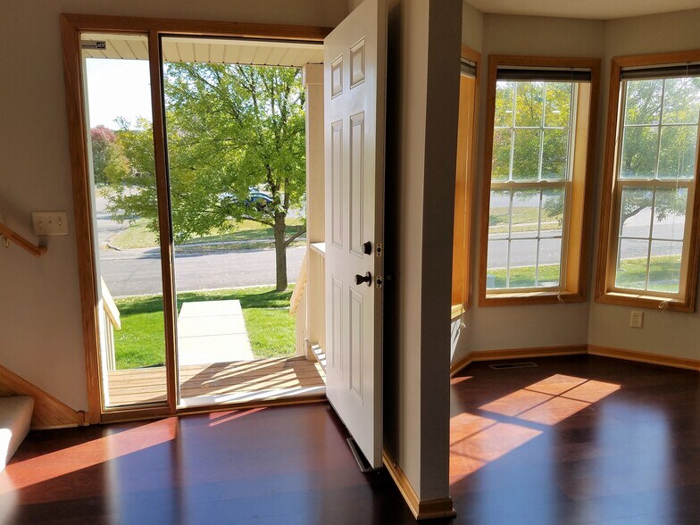 Entry way with bay windows - 2407 Foxglove Cir