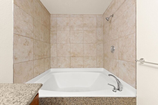 Building Photo - Spacious Ground-Level 2-Bedroom Condo Near...