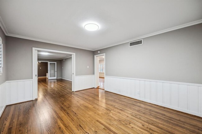 Building Photo - 5659 Chevy Chase Dr