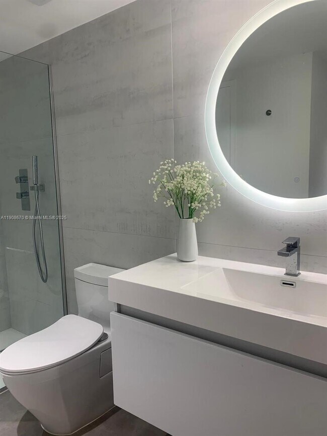 Building Photo - 900 Bay Dr