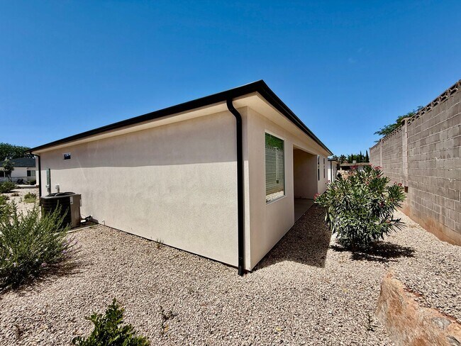 Building Photo - Adorable 3-BR Home In The Heart of Washington