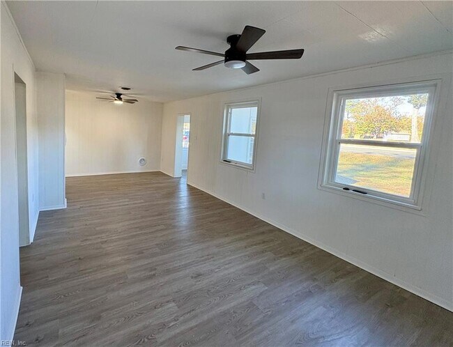 Building Photo - 889 W Main St