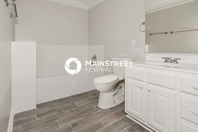 Building Photo - 5 Bedroom Pet-Friendly Home in Jackson, TN with Main Street Renewal