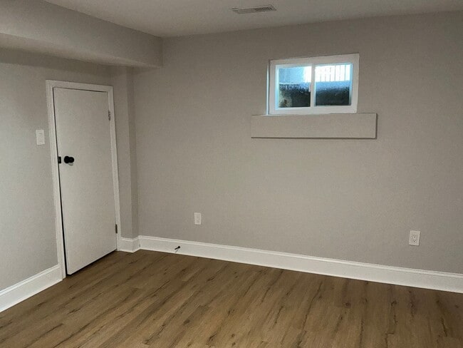 Building Photo - Fully updated 4BR 3BA single family rambler in Twinbrook Forest