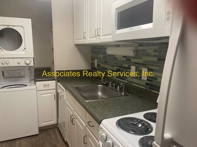 Building Photo - Attention Students! 1 bedroom- Near Shands & UF!  Look!