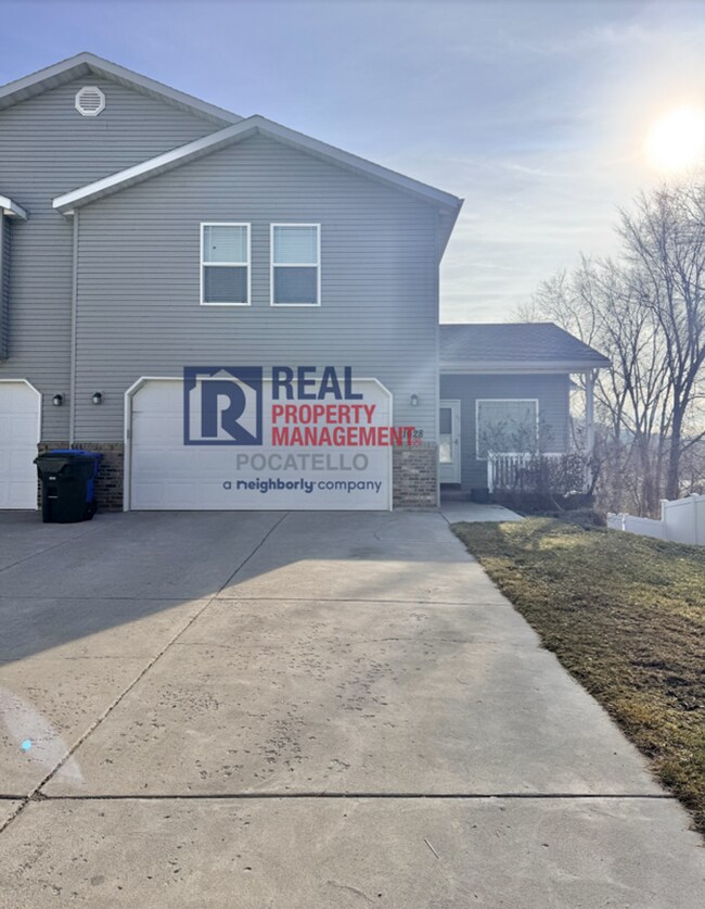 Building Photo - 3 bed 2.5 bath 2 car garage house - pets negotiable