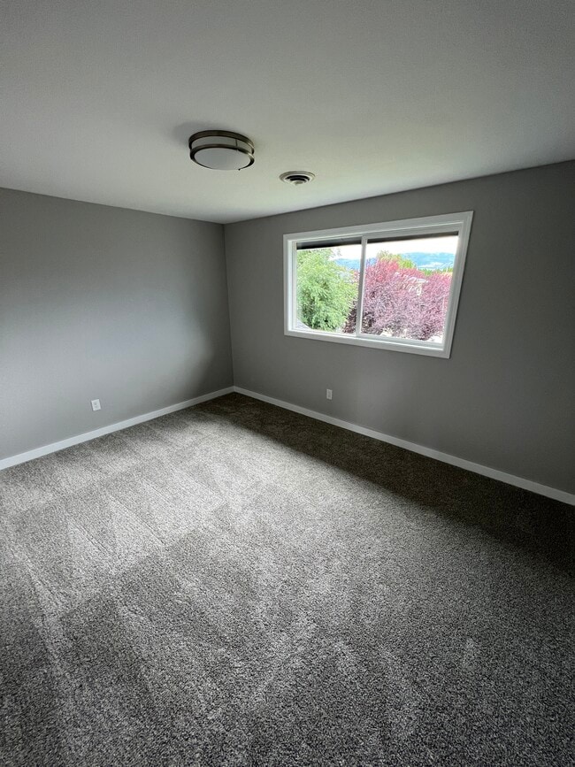 Building Photo - 610-612 12th St NE