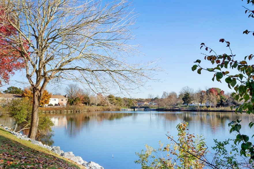 Building Photo - Lakes Of Greenbrier