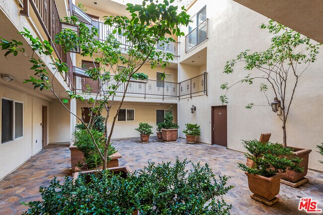 Building Photo - 1246 Armacost Ave