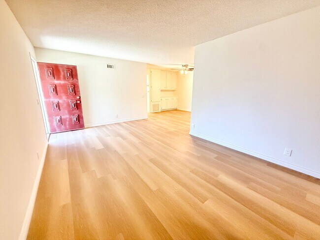 Building Photo - 4661 Larwin Ave