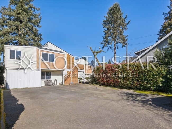 Building Photo - Remodeled Condo in the Heart of Old Town Lake Oswego