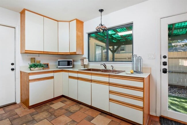 Building Photo - 9504 Quail Village Ln