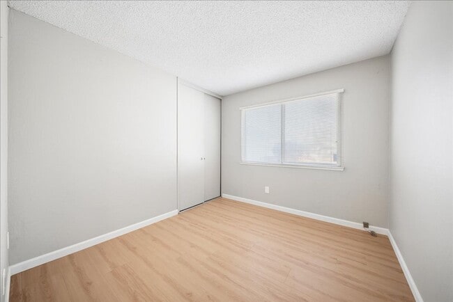 Building Photo - 2549 Notre Dame Dr