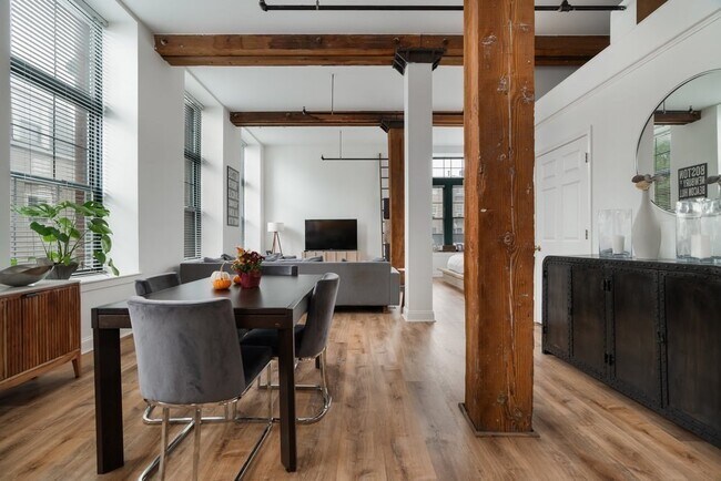 Building Photo - 881 E 1st St