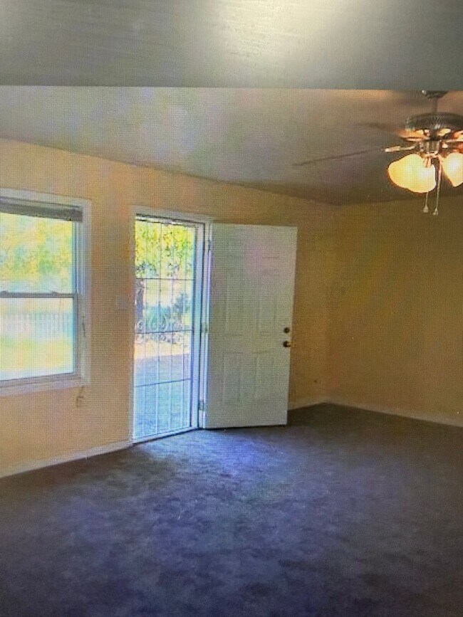 Building Photo - Country setting