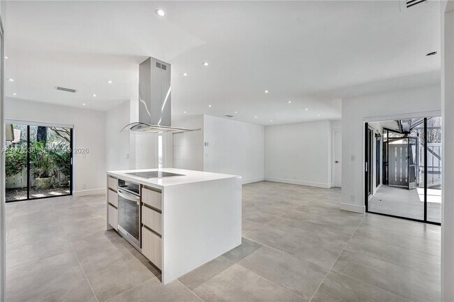 Building Photo - 2616 Carambola Cir N