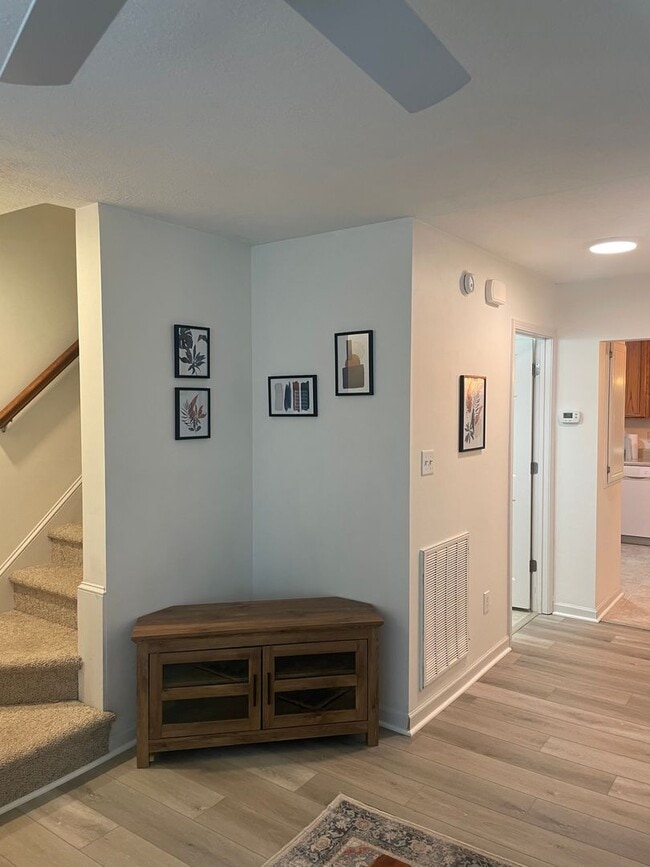 Building Photo - 2 BR 2.5 Bath Townhome