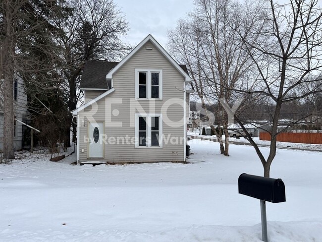 Building Photo - 4BD/2BA in Newport Available Now!