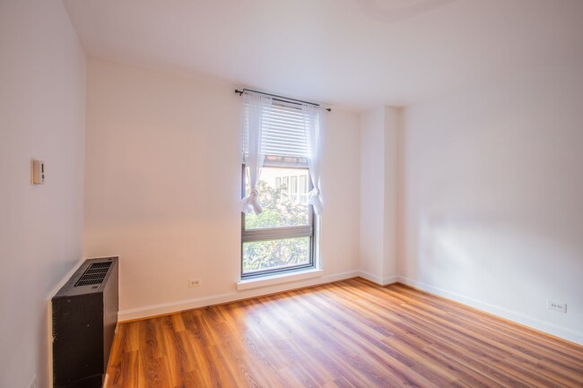 Building Photo - Beautiful 2 BR/1 BA Condo in Dupont Circle!