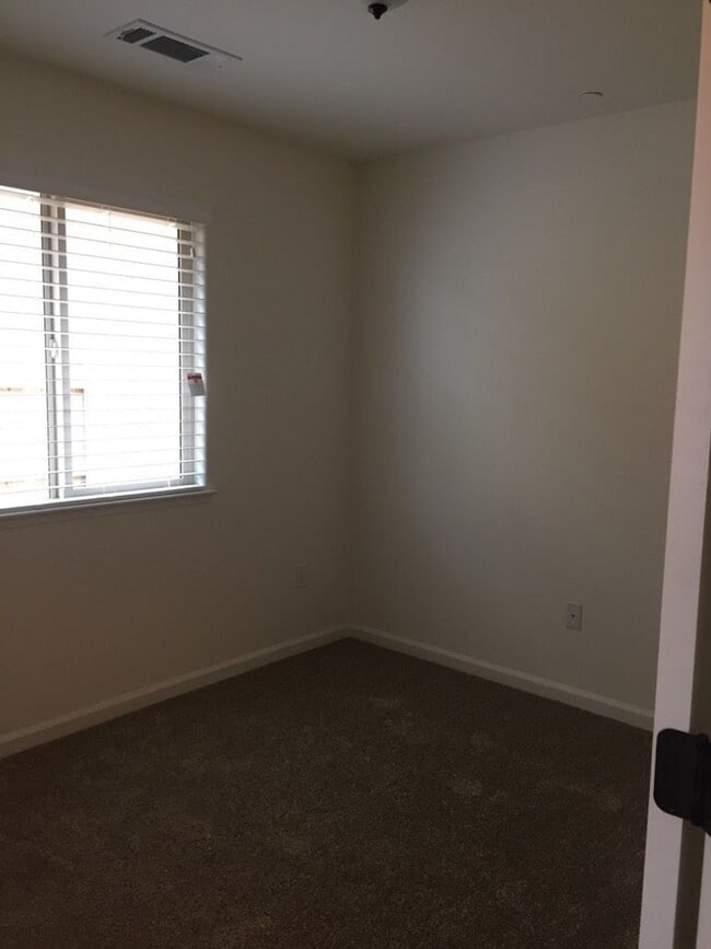 Building Photo - 3 bed 2 bath home
