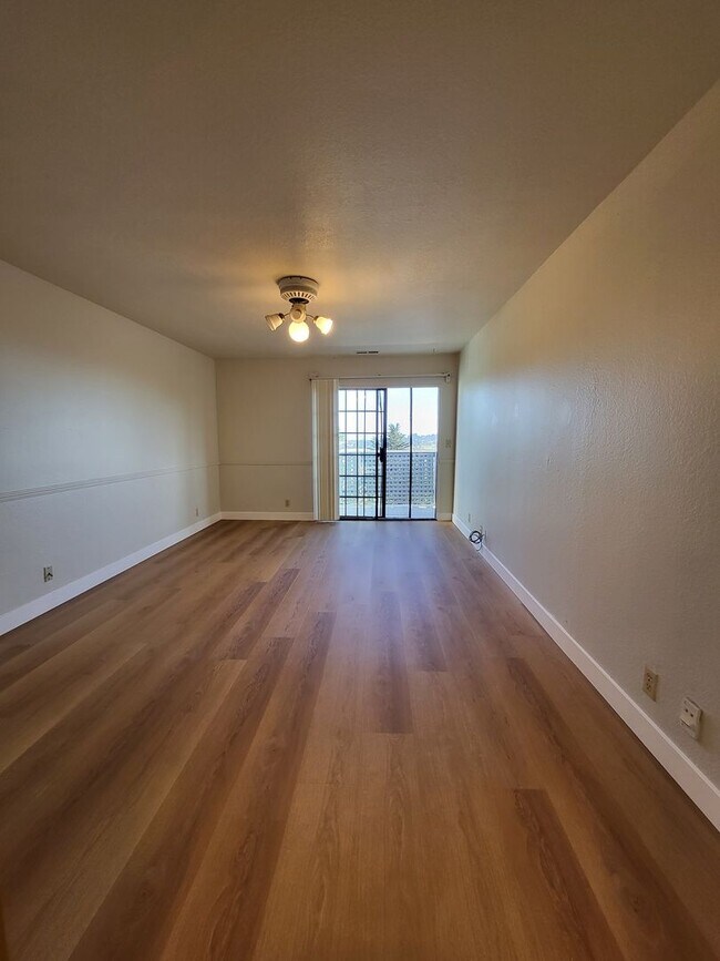 Building Photo - Recently Upgraded Townhouse in the Hills o...