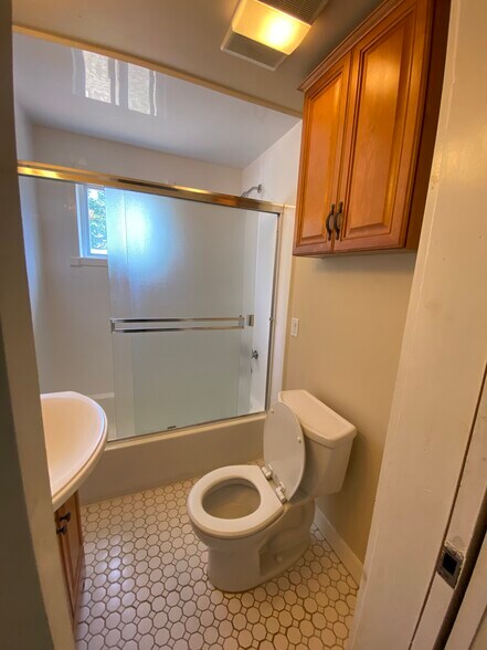 Building Photo - 261 Main St