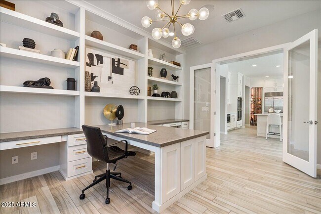 Building Photo - 5543 E Beryl Ave