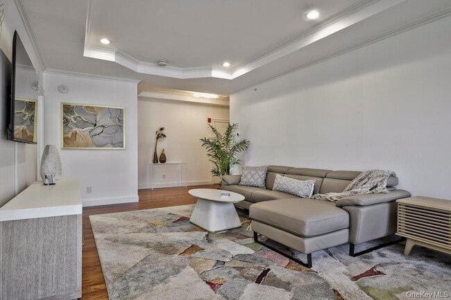 Building Photo - 323 Roosevelt Way