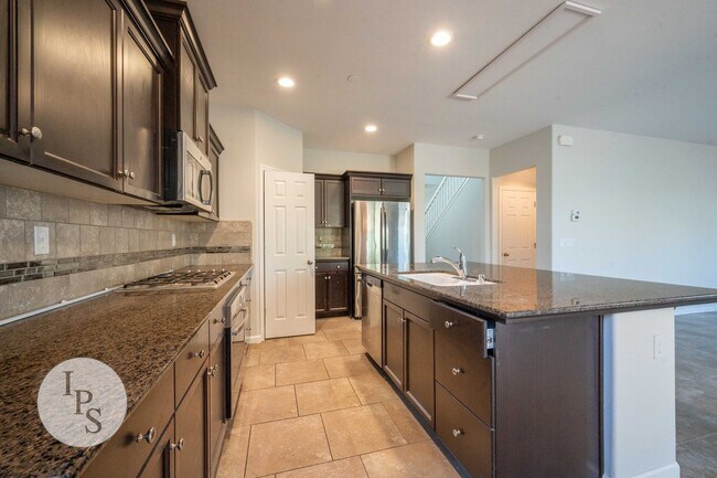 Building Photo - Clovis Eastside Home, 4BR/3BA, Built 2017 - Lots of Amenities!