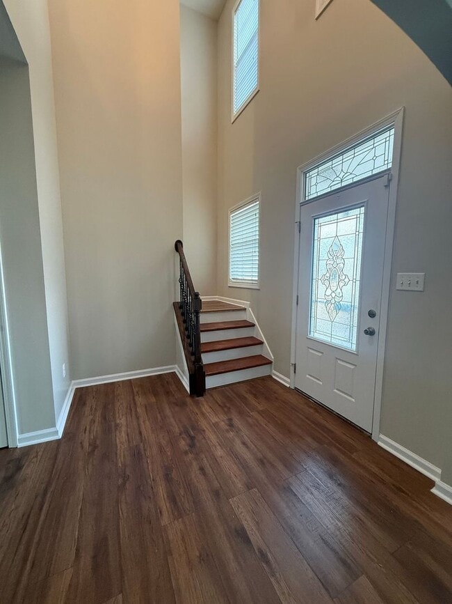 Building Photo - 5 bedroom, 4 bath House