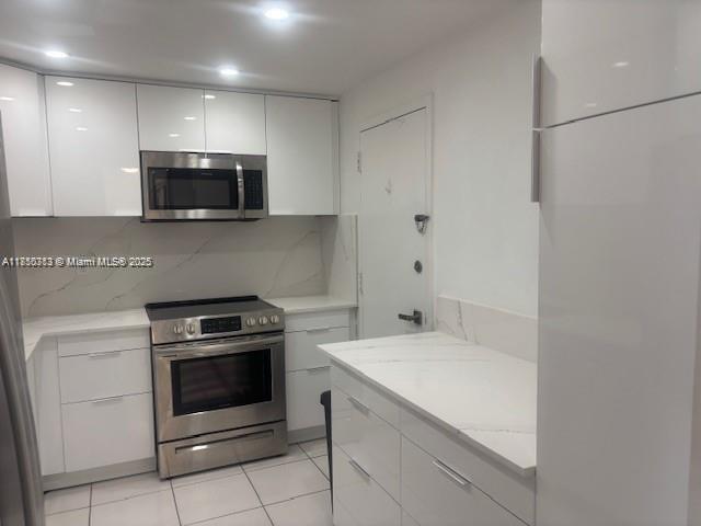 Building Photo - 300 Bayview Dr