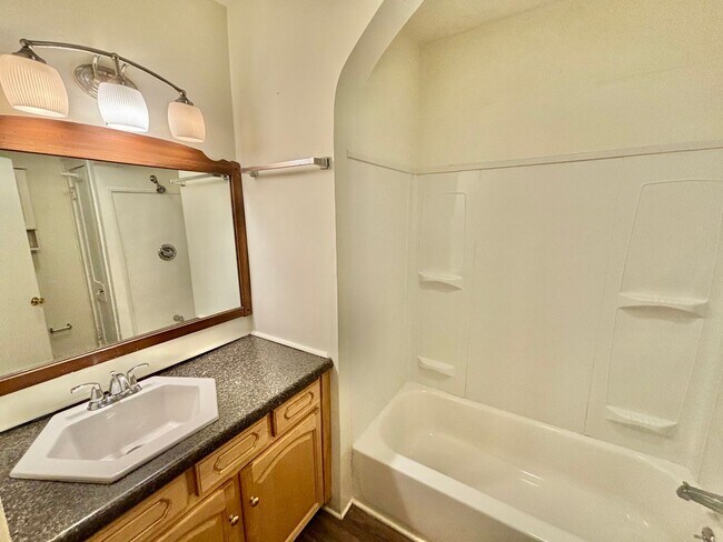 Building Photo - 3 Bed 1 Bath house in Shawnee - Central Air, Large Yard, Pets OKAY!