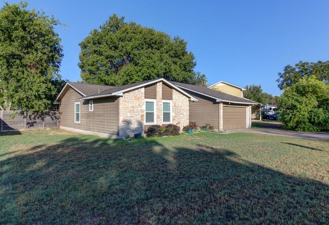 Building Photo - Recently renovated, move-in ready 3/2 home...