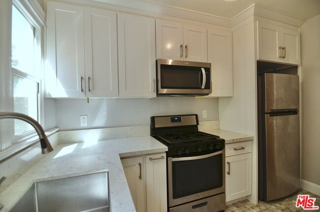 Building Photo - 2021 N Vermont Ave