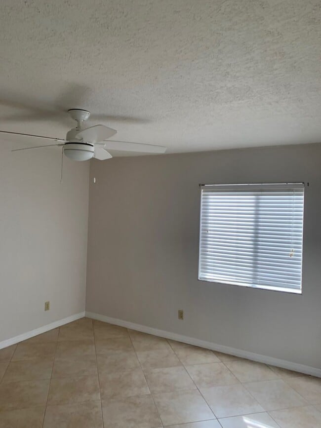 Building Photo - Available 5/10 -  Annual Condo Rental in South Naples