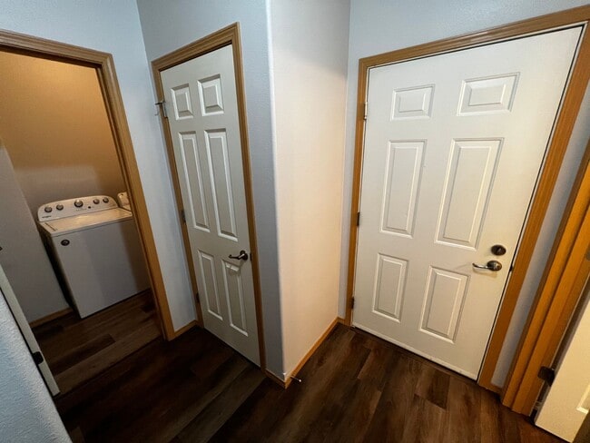 Building Photo - DuPont, end unit, 3 bedroom, 2.5 bath Townhome