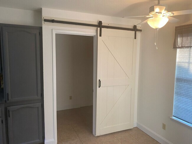 Building Photo - 407 Hoover Ave