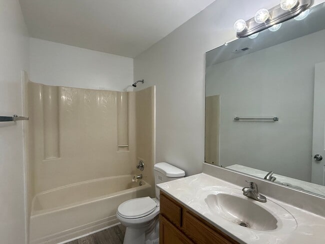 Building Photo - Virginia Beach Townhouse