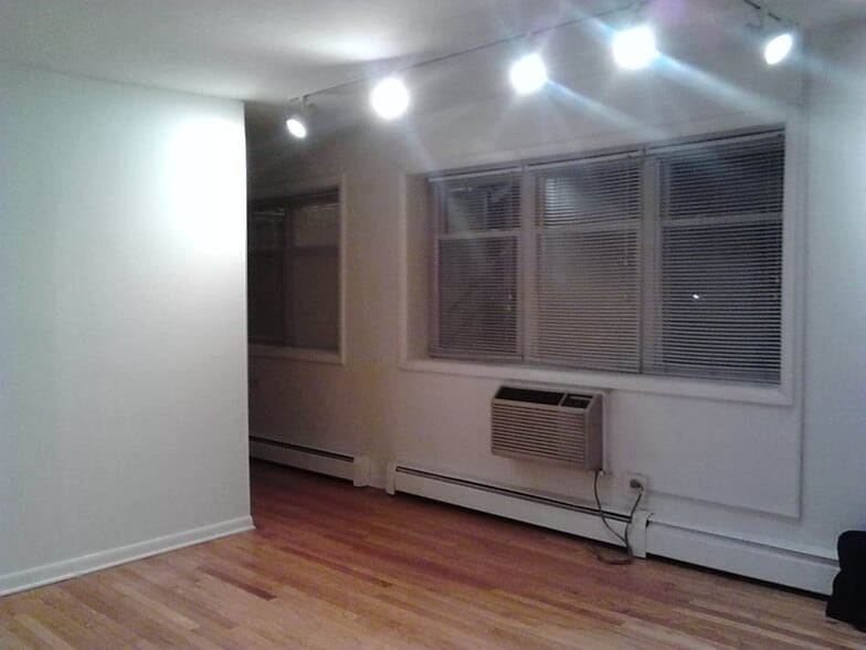 Building Photo - 4258 N Greenview Ave