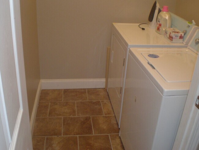 Building Photo - College Rental - South Side